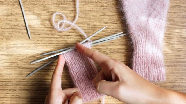 Вяжем варежки с анатомическим пальцем спицами | Прибавки петель для ладони и большого пальца смотреть онлайн