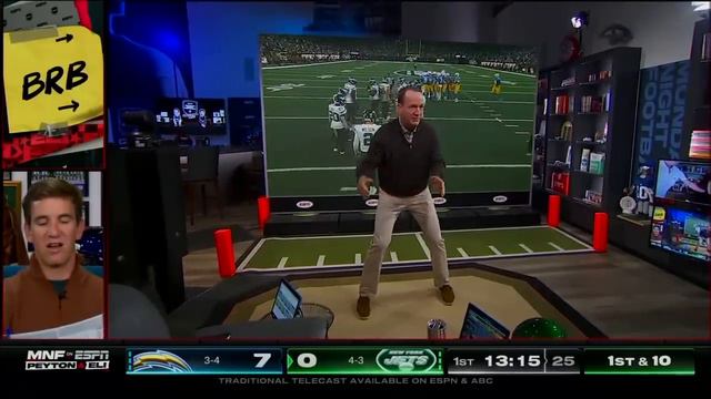 Peyton Manning's No Huddle Hand Signals are Wild | Monday Night Football with Peyton & Eli смотреть онлайн