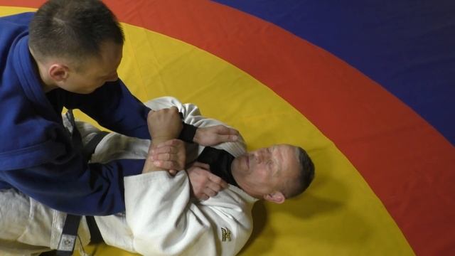 Вариант срыва захвата за отворот двумя руками и выхода на удушение из положения в защите на спине. смотреть онлайн