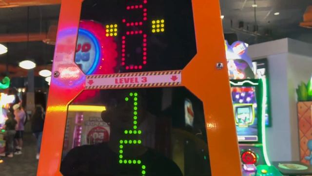 NEW Break the Plate Game (Similar to Down the Clown) and Strike it Rich Jackpot at Dave and Busters смотреть онлайн