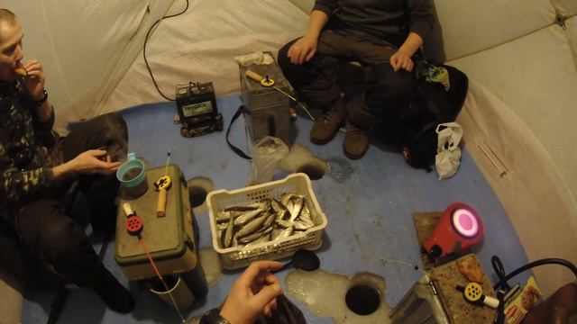 Рыбалка на лопате, не зря копали.Отличный улов сороги смотреть онлайн