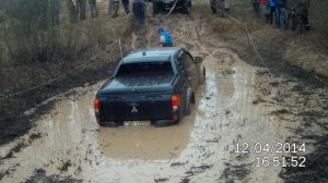 Джип застрял в грязи!