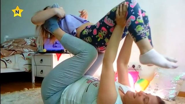Йога челлендж на двоих Ника с мамой делают парные позы йоги
