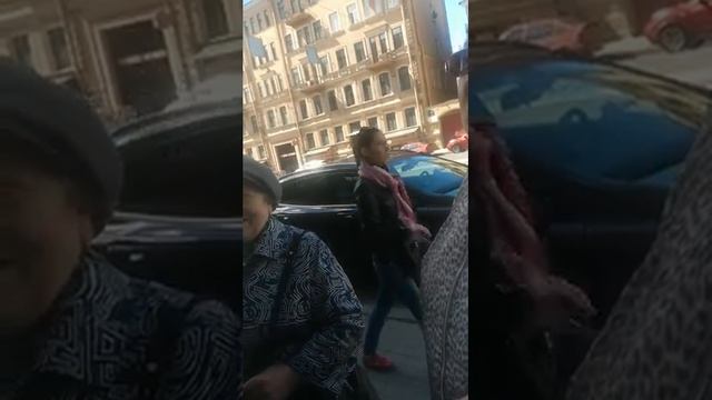 Наглость - второе счастье! Лезет без очереди смотреть онлайн