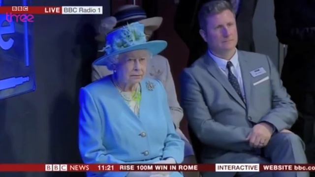 The Queen photobombs the news - Russell Howard's Good News - Series 8 Episode 8 Preview - BBC Three смотреть онлайн