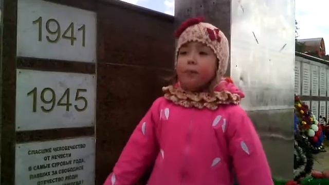 Назмутдинова Аделина (5 лет) читает стихотворение Надежды Найдёновой "Пусть будет мир" смотреть онлайн