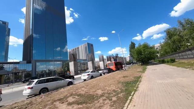 Возле Абу Даби Плаза делают асфальт смотреть онлайн