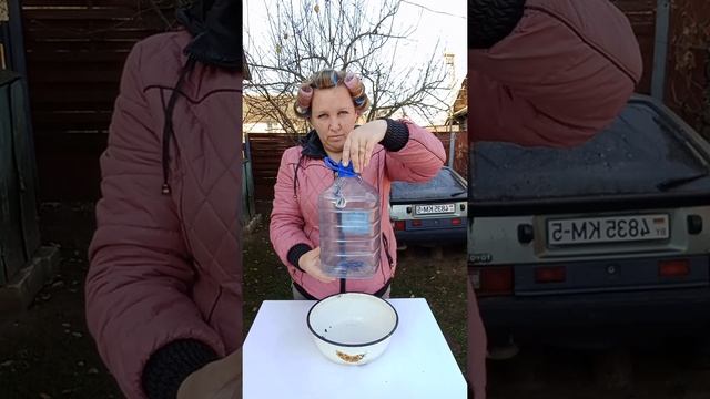 Бункерная поилка из пластиковой бутылки из подручных средств для кур ??? смотреть онлайн