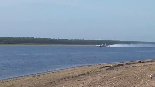 БЕ-200 набирает воду на реке Вилюй смотреть онлайн