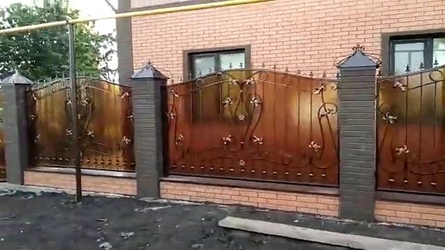 Кованые ворота с калиткой, забором и колпаками смотреть онлайн