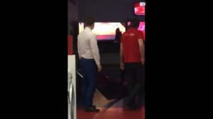 ПСИХ РАЗБИЛ ТЕЛЕВИЗОРЫ В МАГАЗИНЕ  ДНС  г.ТОМСКА. Весеннее обострение или просто алкаш.