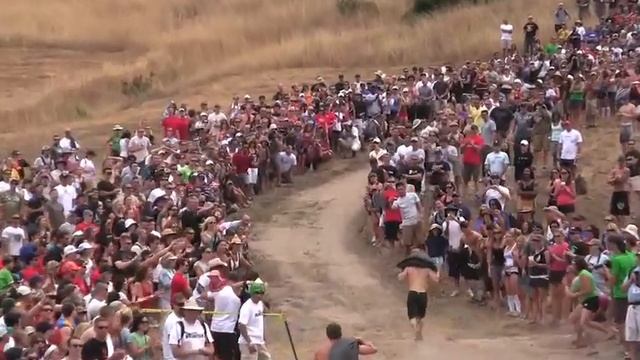 2009 CrossFit Games - Pat "The Manimal" Barber Sandbag Sprint смотреть онлайн