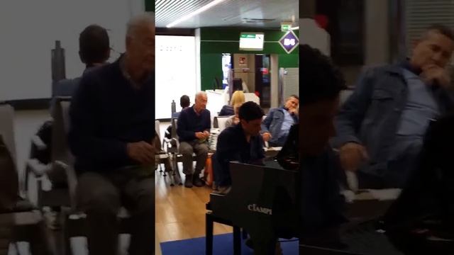 Pianist at Rome Fiumicino Airport смотреть онлайн