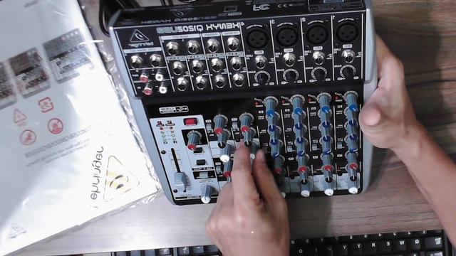 Behringer XENYL Q1202USB Unboxing смотреть онлайн
