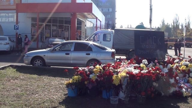 В ейске люди несут цветы к дому погибших в катострофе2022октябръ19 смотреть онлайн