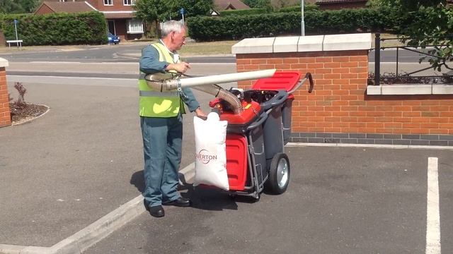 Overton UK SB2C-75 Crook Handled Street Barrow c/w Vacuum смотреть онлайн