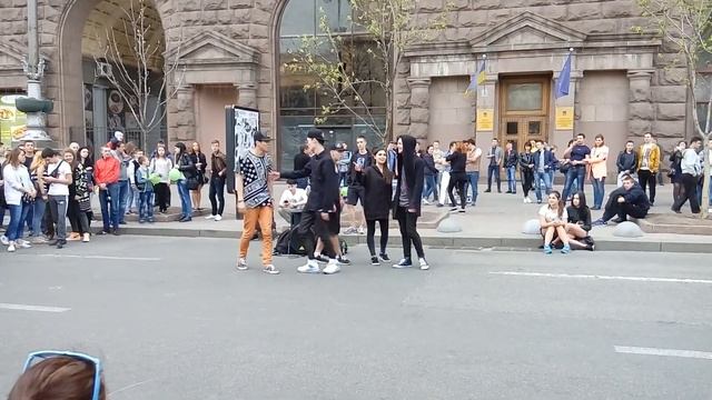 Street Dance: уличные танцы в Киеве @eatmecrewofficial [13FOX , 13 Лисиц ] смотреть онлайн