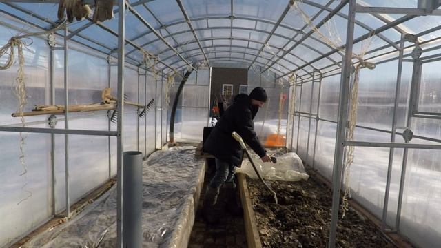замерзла ли почва под снегом и прогрелась ли она в теплице, в феврале на даче! На минуточку в лето! смотреть онлайн