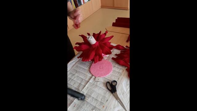 Kaip pasigaminti gėlę iš krepinio popieriaus смотреть онлайн