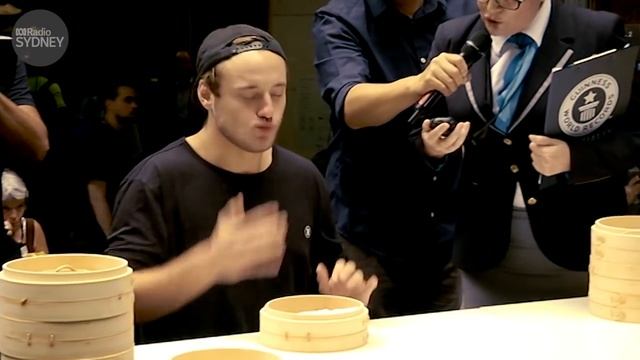 A new world record at the National Dumpling Eating Championships смотреть онлайн