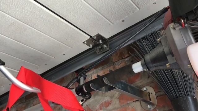 Универсальные кронштейны для настенного хранение мотокосы.