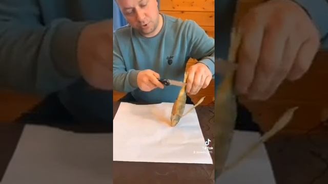 Как почистить ОКУНЯ быстро. #какбыстро #какочиститьокуня #таранка смотреть онлайн