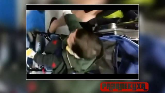 Ранний малыш, гладит ногу девушки смотреть онлайн