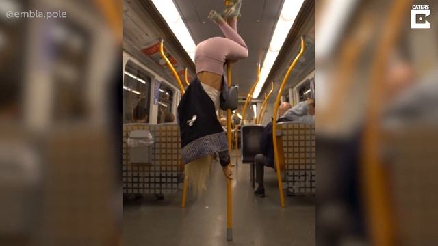 WOMAN POLE DANCES WHILST RIDING THE SUBWAY смотреть онлайн