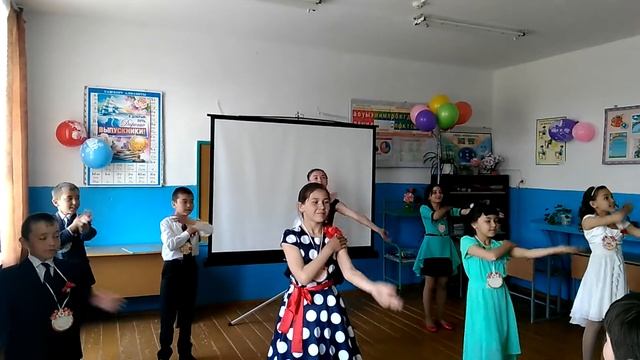 Крутой Флешмоб 4 класса на выпускной смотреть онлайн