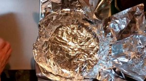 Диетические куриные бедра на овощной подушке и со сметанным соусом в духовке.