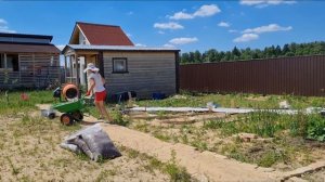 Дорожка женскими руками из щебня и бордюрной ленты. Дача с нуля.