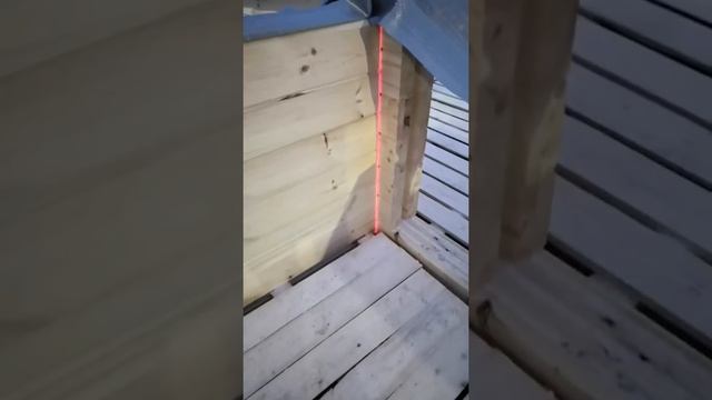 Ле Шале. Контроль вертикалей углов стен шале лазерным уровнем при сборке смотреть онлайн