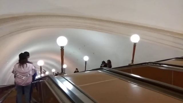 Москва 156 ул красная пресня заходим вовнутри вестибюля станции метро Краснопресненская днем весной смотреть онлайн