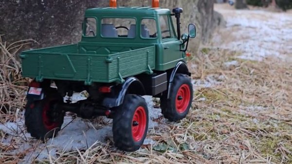 FMS 1:24 FCX24 Mercedes-Benz Unimog 421 RTR Unboxing & Winter Rock Crawling