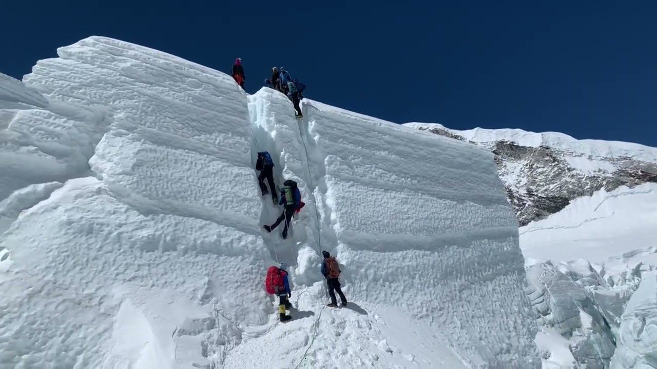 Преодоление ледопада Кхумбу на Эвересте. 5 мая 2022 года. смотреть онлайн