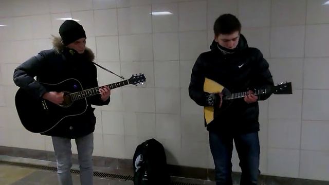 Омич играет "Имперский марш" на балалайке смотреть онлайн