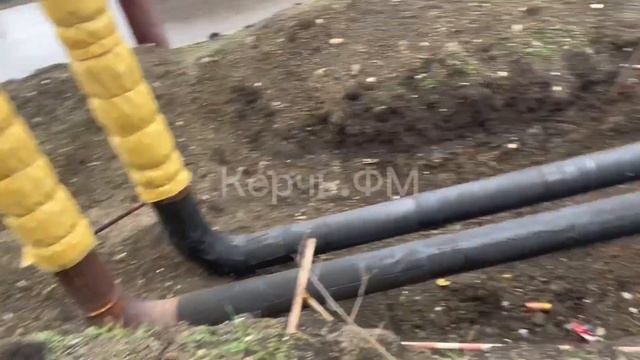 Третий месяц по грязи люди падают в коммунальную яму в Керчи смотреть онлайн