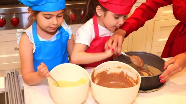 THE MOST DELICIOUS PIE: sister dolls help in the kitchen, fire happens. Kids play, eat, dance. смотреть онлайн