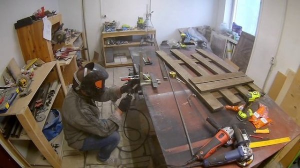 Вешалка для одежды из досок и металла - Clothes hanger from boards and metal