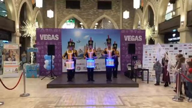 шоу барабанщиков в ТЦ Vegas смотреть онлайн