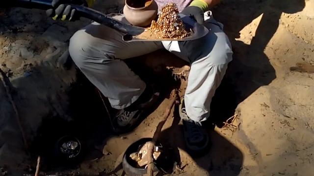 ЗОЛОТО! САМОРОДКИ И БРИЛЛИАНТЫ В ТРЕХ ГОРШКАХ! ОГРОМНЫЙ КЛАД! смотреть онлайн