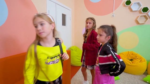 КАМПУС - АМИНА ВЫГНАЛА НОВЕНЬКУЮ из КАМПУСА! ХЕЙТЕР В ШКОЛЕ! КАМИЛЬ УВЛЁКСЯ ОТНОШЕНИЯМИ!