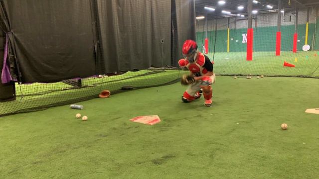 Baseball Catching Drills and techniques using the One knee stance смотреть онлайн