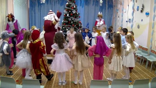 Лучший Новогодний утренник в старшей группе "Всех сегодня счастье ждёт" смотреть онлайн