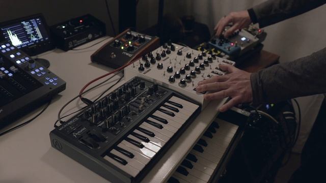 Digging out the Microbrute to accompany the Soma Lyra 8 with some help from Microcosm and Oto Bam. смотреть онлайн