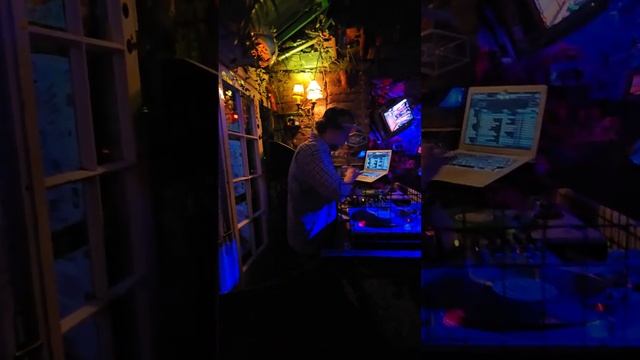 Ruins Bar-Budapest смотреть онлайн