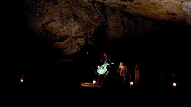 Václav Kořínek - hrdelní zpěv a Flash String - jeskyně Býčí skála, Cave Beat festival смотреть онлайн