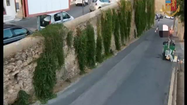 Crotone, le immagini del'omicidio di Giovanni Tersigni: 4 arresti смотреть онлайн