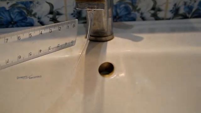 Наелектризована лінійка притягує воду. смотреть онлайн