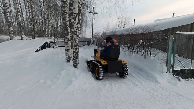 Гусеничный минитрактор.Чистка снега смотреть онлайн